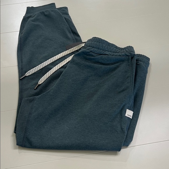 Vuori performance joggers
